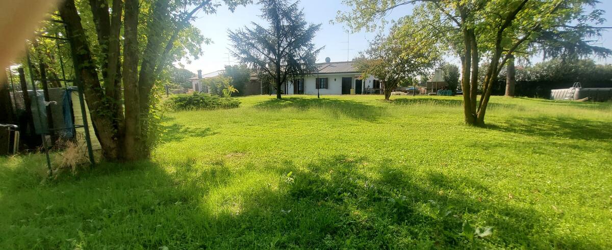 VILLA CON AMPIO TERRENO - 2